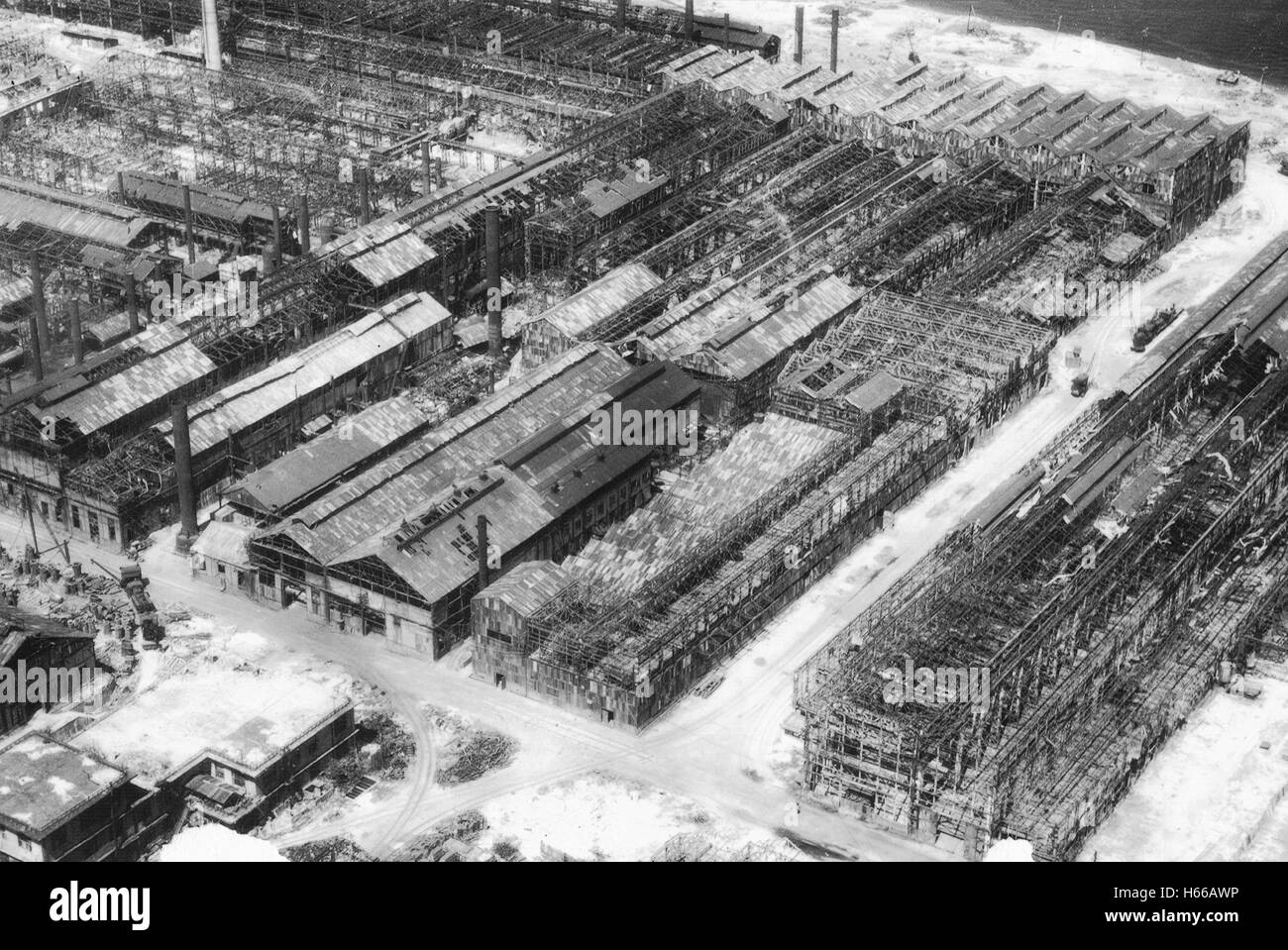 Ruinas de astilleros en Kure, cerca de Hiroshima, Japón, 4 años después del final de la WW2 Foto de stock