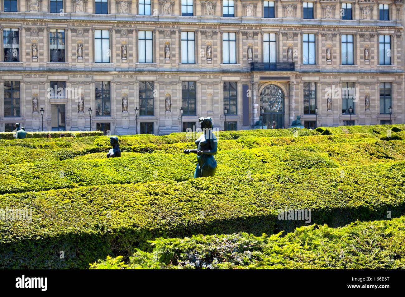 Expansiva, 17th-century jardín formal salpicado de estatuas, entre ellas 18 bronces por Maillol en Jardin des Tuileries en París Foto de stock