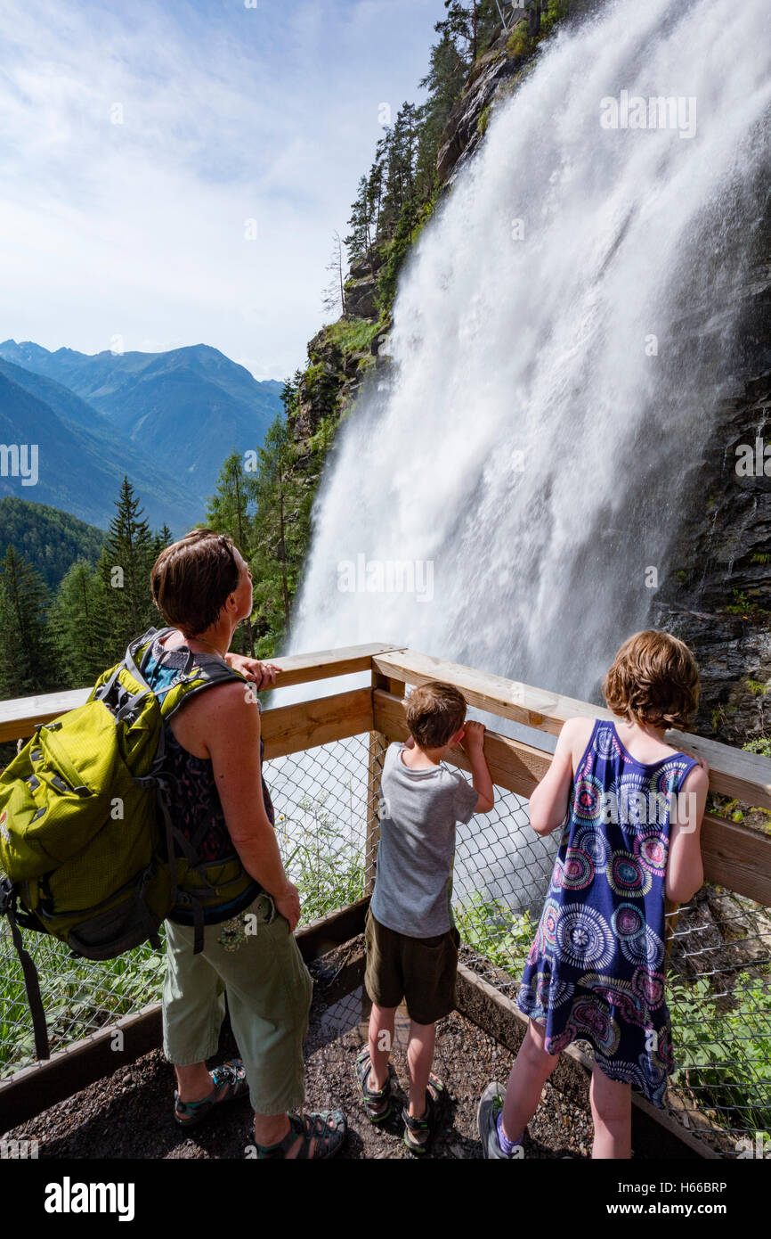 Los turistas debajo de la cascada, Stuibenfall Otztal, Valle, Tirol, Austria. Foto de stock