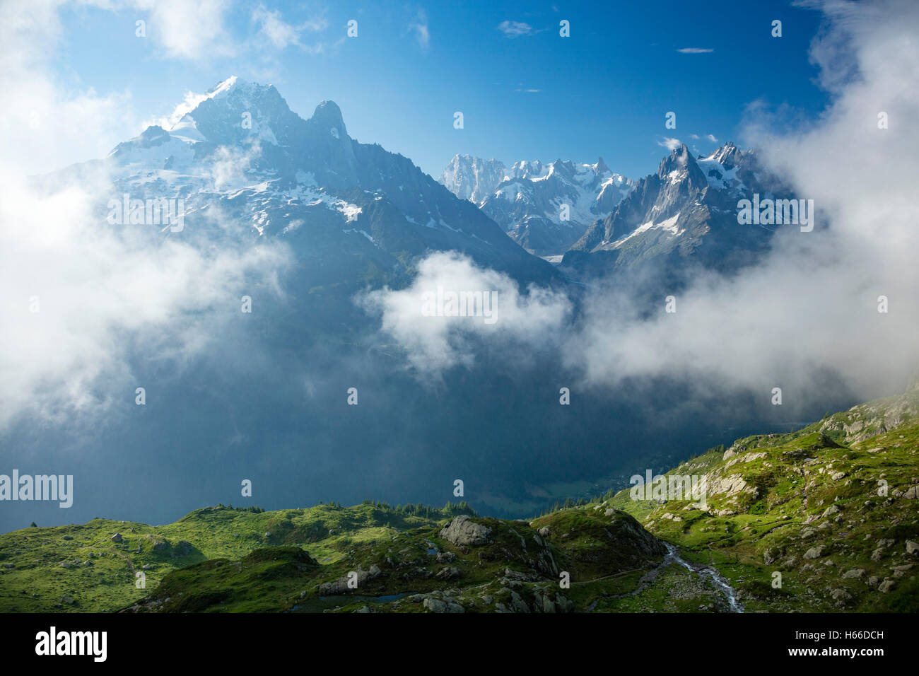 La Aiguille Verte sube a través del valle de Chamonix, Haute Savoie, Alpes franceses, Francia. Foto de stock
