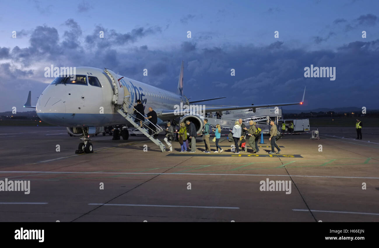 Los pasajeros a bordo de un vuelo Flybe en Exeter Airport Foto de stock