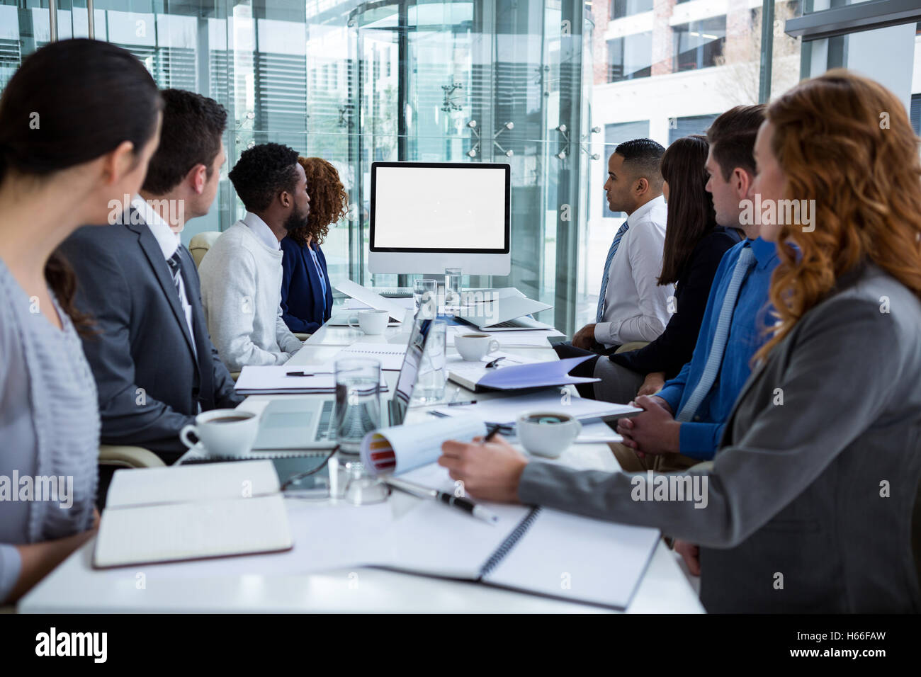Gente de negocios que buscan en una pantalla durante una videoconferencia Foto de stock