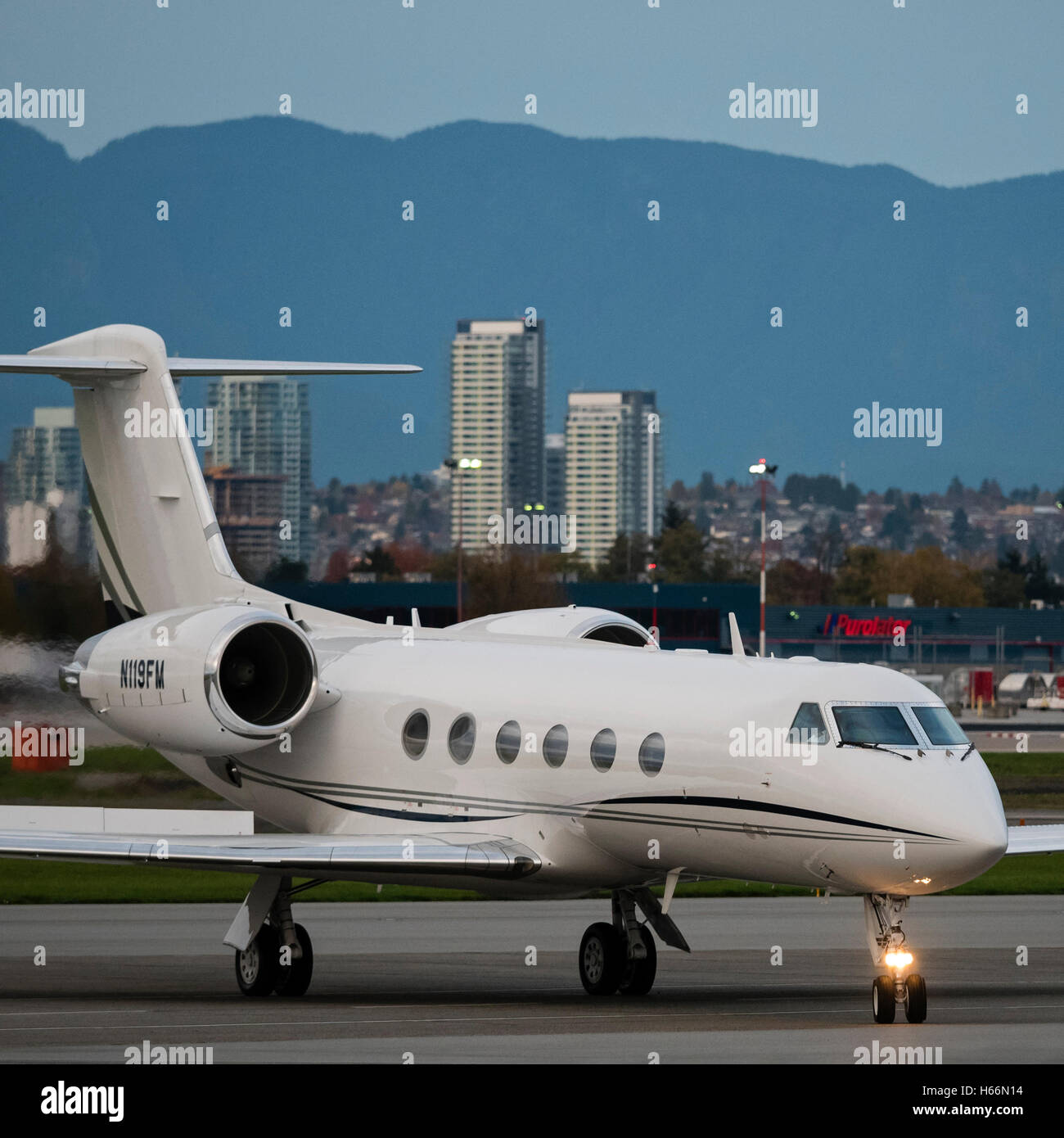 Gulfstream G-IV (N119FM) Business Jet esperará para despachar aduana, terminal sur del Aeropuerto Internacional de Vancouver, Canadá Foto de stock