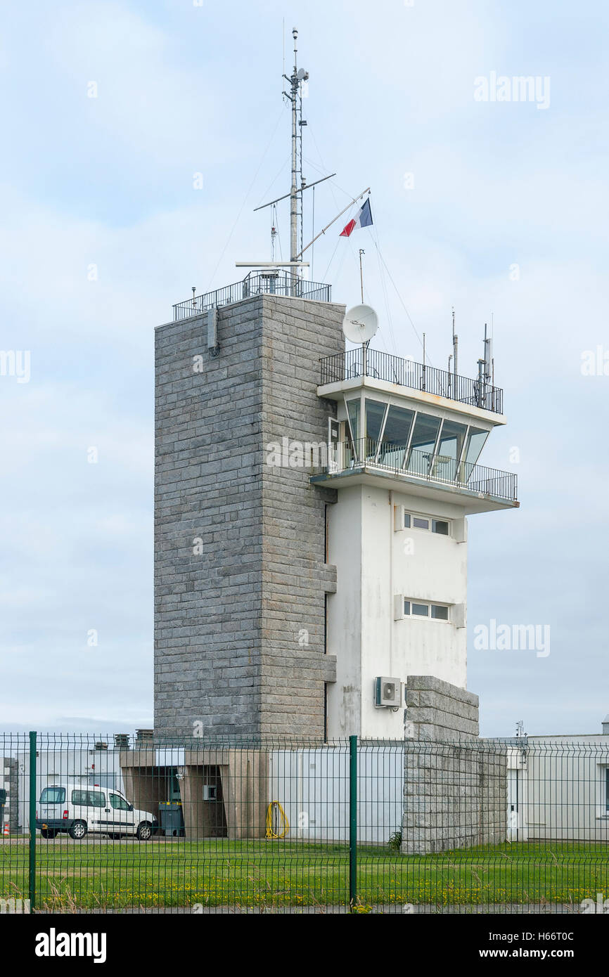 Torre de observación costera alrededor de Pointe de Pen-Hir en Bretaña, Francia Foto de stock