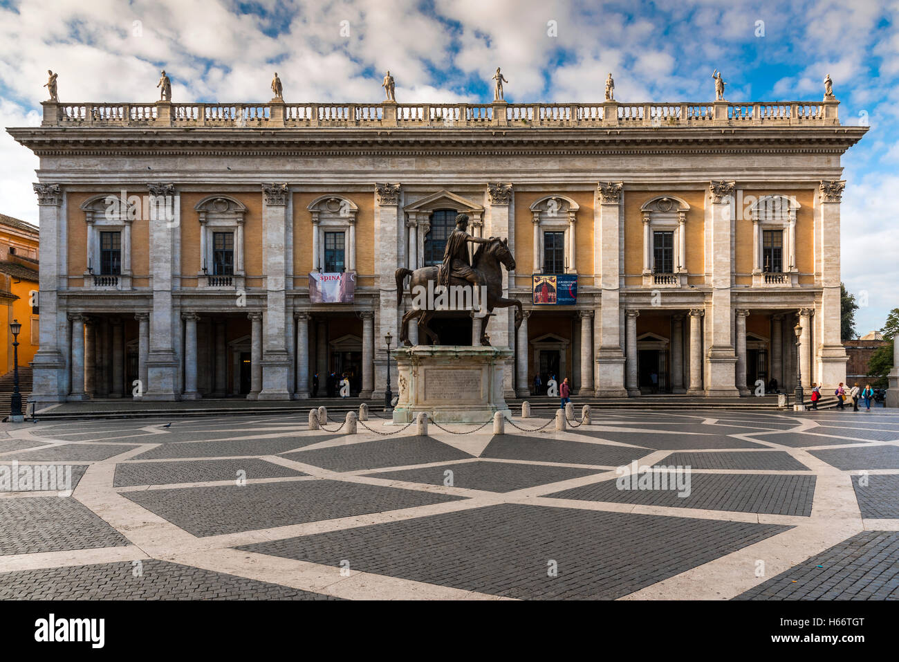 Piazza del Campidoglio con Museos Capitolinos building y la réplica de la estatua ecuestre de Marco Aurelio, Roma, Italia Foto de stock