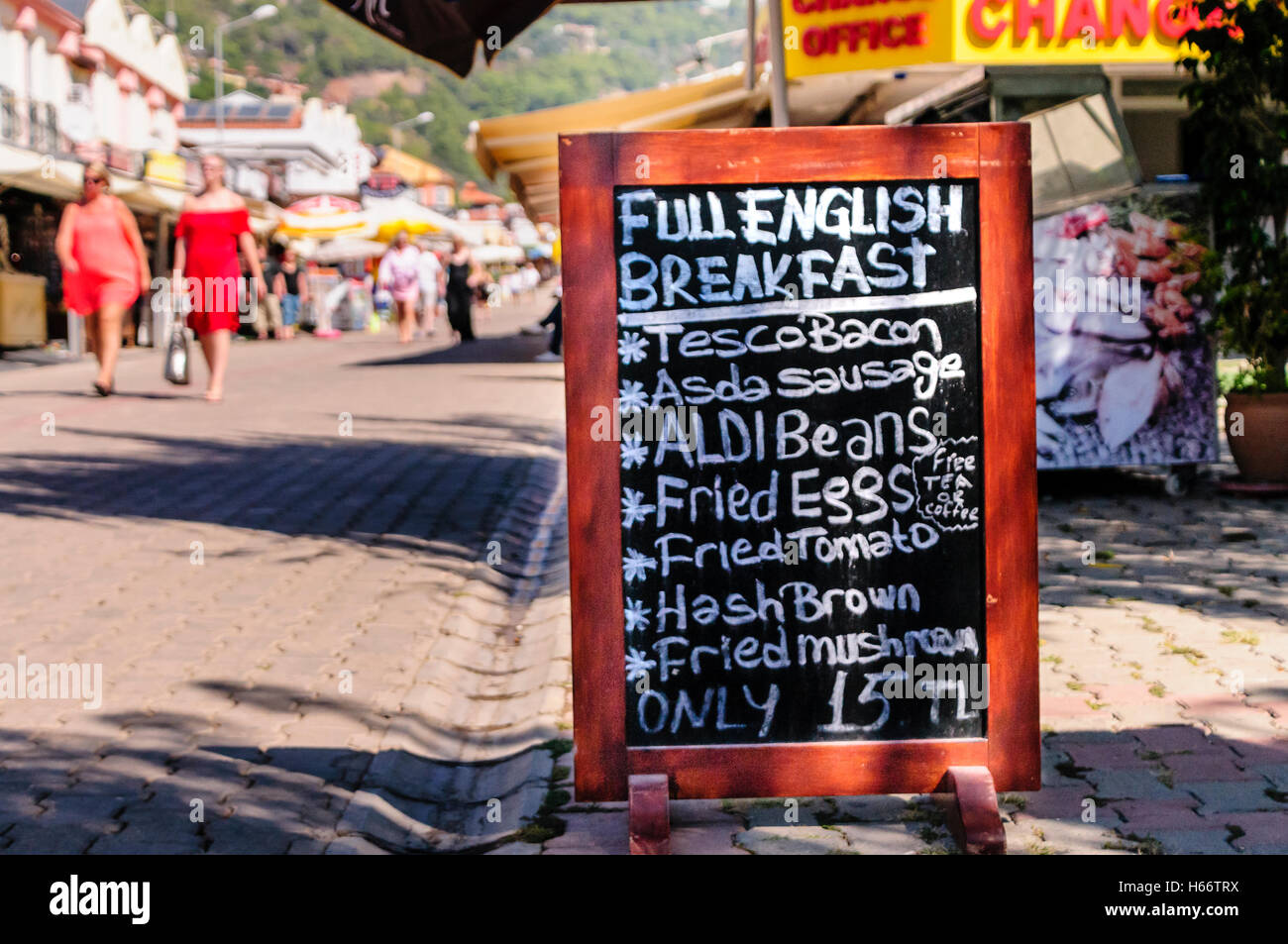 Firmar fuera de un restaurante en Oludeniz, Turquía ofrece desayuno inglés, con elementos de Tesco, y Aldi Fotografía de stock - Alamy