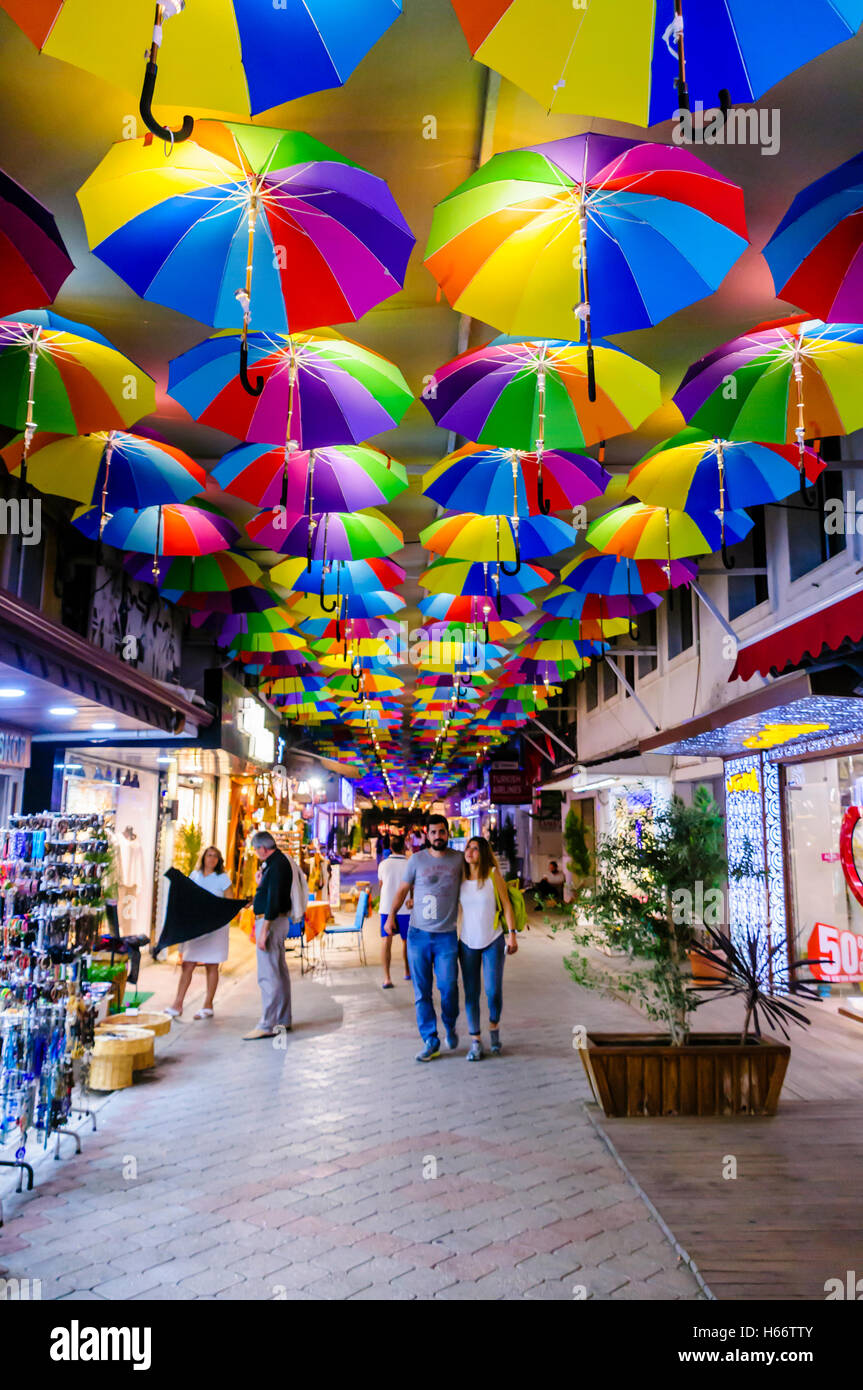 Línea de sombrillas multicolores el techo del mercado, Fethiye Turquía  Fotografía de stock - Alamy