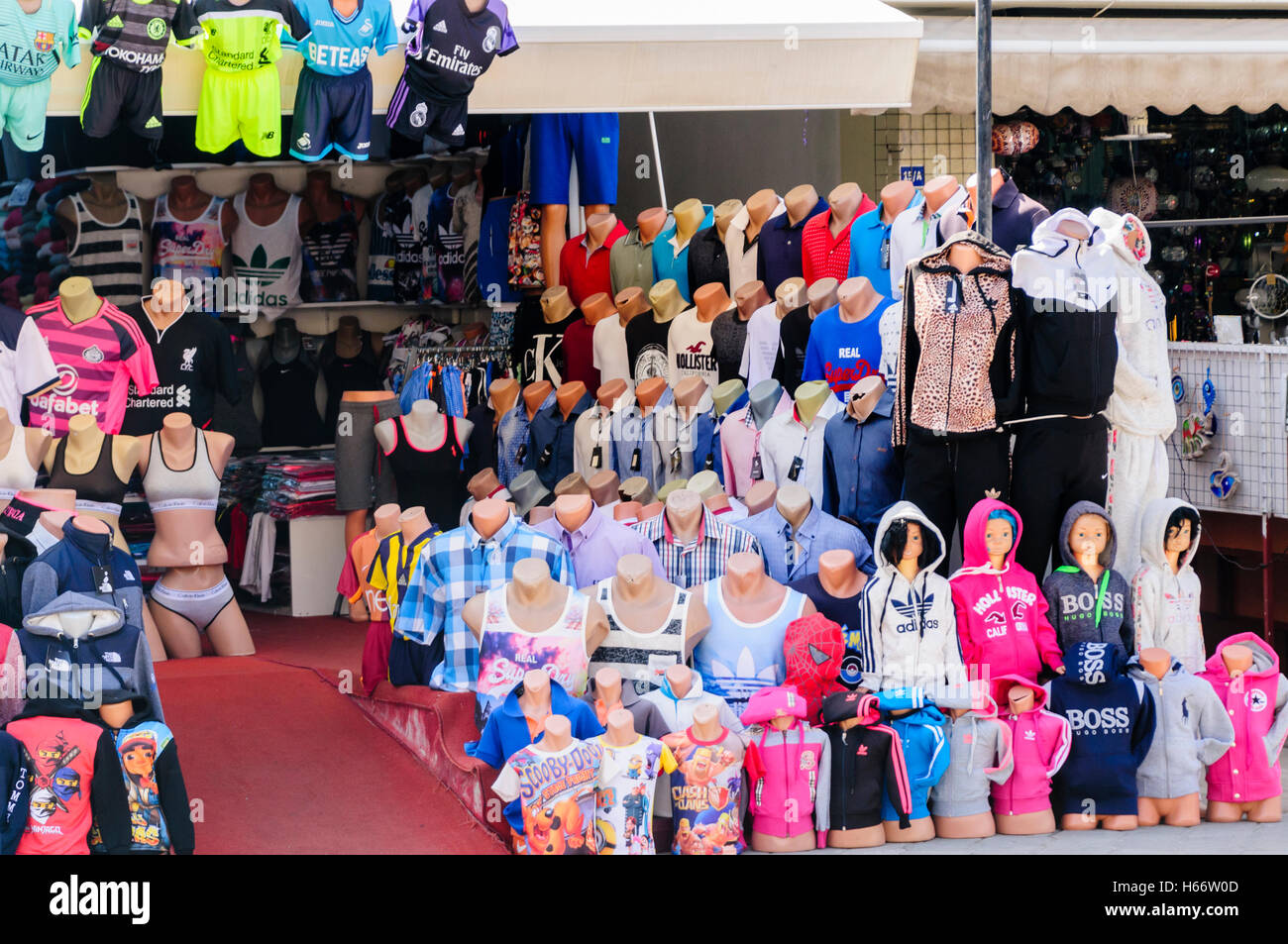 rojo Atento Remo Tienda en Turquía la venta de falsificaciones de ropa y ropa deportiva como  Adidas, Hollister, Boss, Superdry etc Fotografía de stock - Alamy