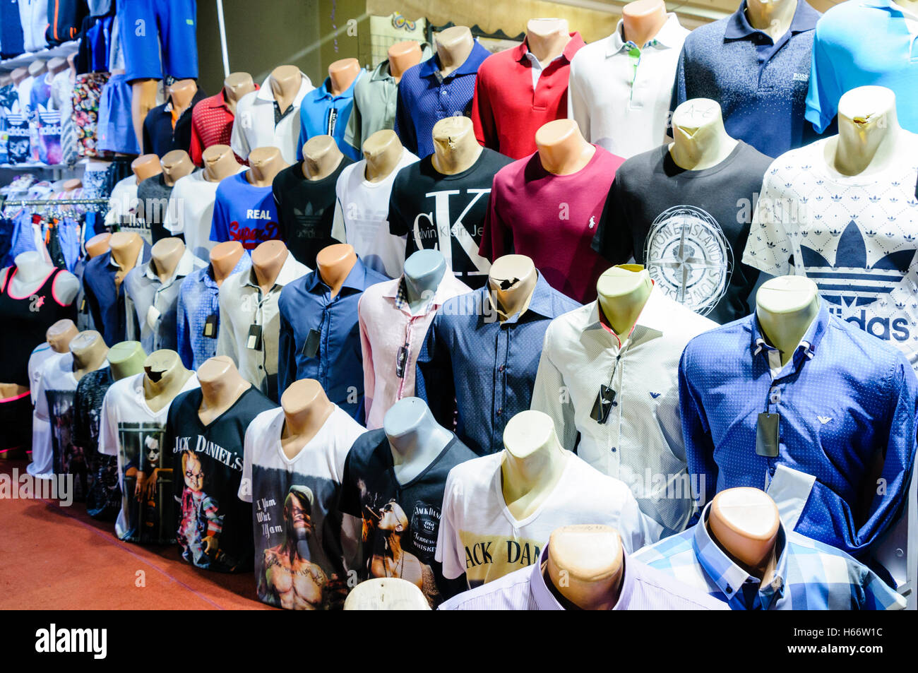 Rechazar Facilitar Inconveniencia Tienda en Turquía la venta de prendas de vestir falsificadas, camisetas y  ropa deportiva como Adidas, Calvin Klein, Jack Daniels, Superdry, Armani,  etc Fotografía de stock - Alamy