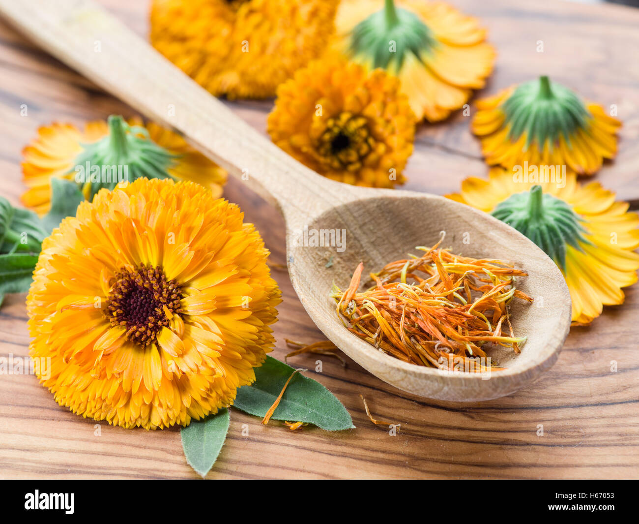 Flores de caléndula en la mesa de madera antigua. Foto de stock