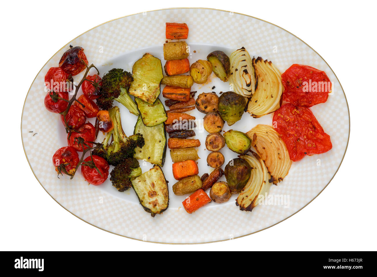 Vista superior de la placa oval o asado a la parrilla con tomates cherry, brócoli, calabaza, zanahorias y otras verduras en Delicious Foto de stock