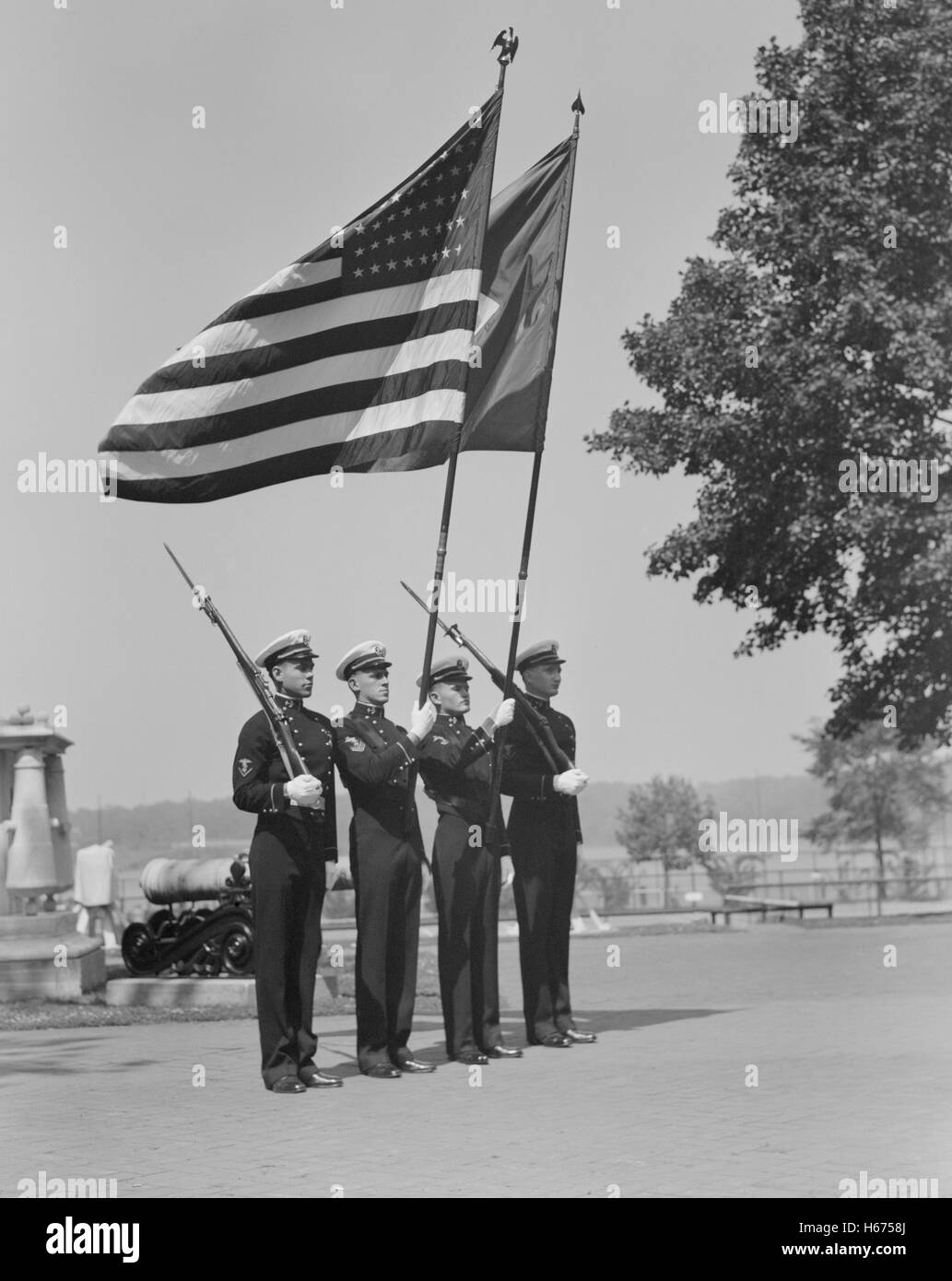 Cadetes de protección del color, de la Academia Naval de los Estados Unidos, en Annapolis, Maryland, EE.UU., por el teniente Whitman para la Oficina de Información de Guerra, Julio de 1942 Foto de stock