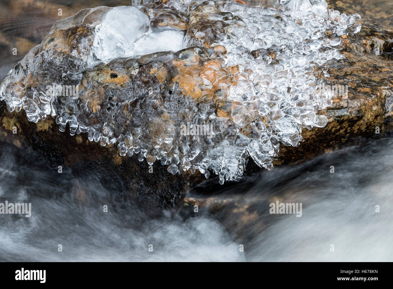 El hielo formado por salpicaduras de agua a lo largo de arroyo, en Sudbury, Ontario, Canadá Foto de stock