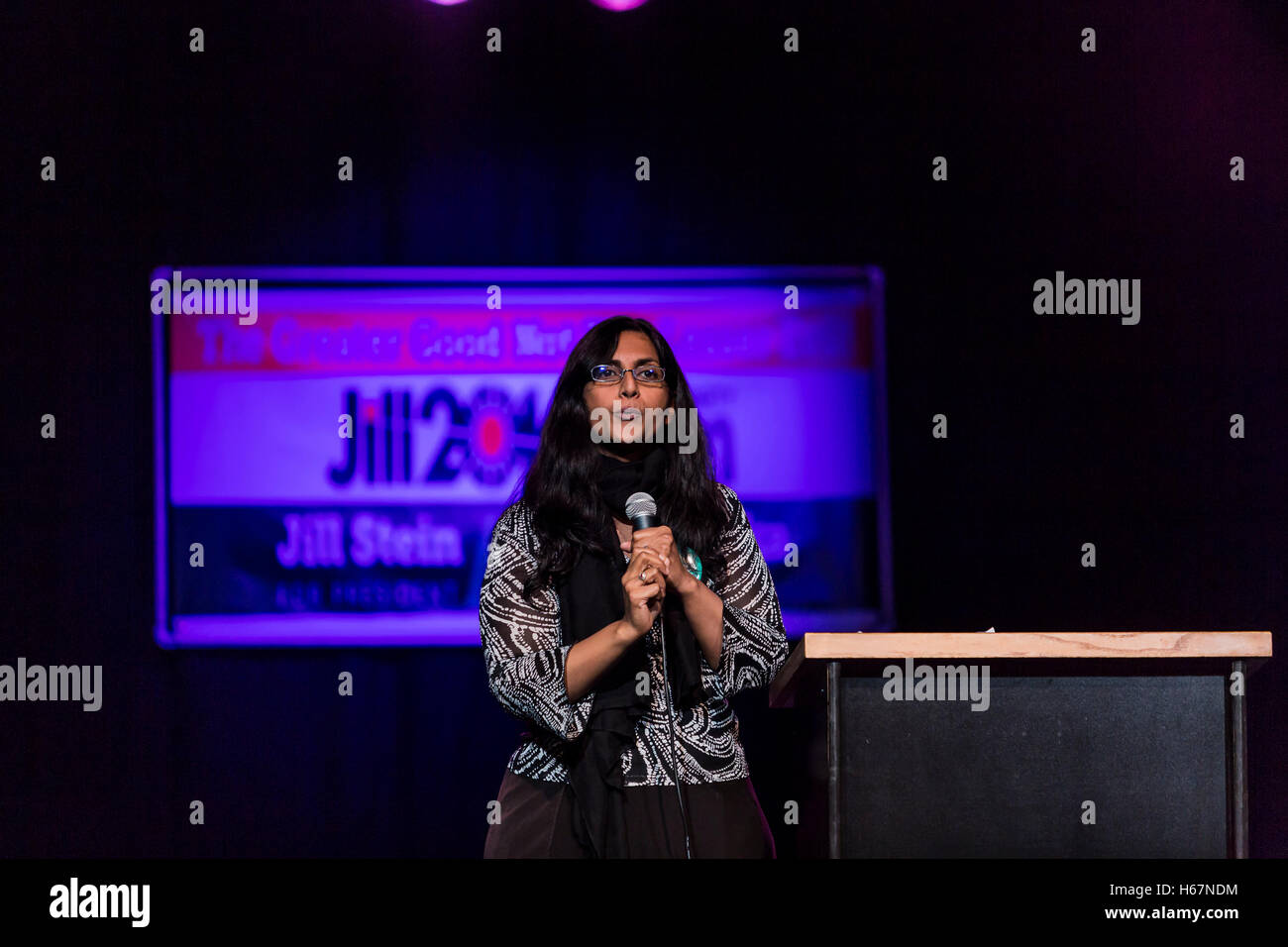 Miembro del partido Alternativa socialista y miembro del Consejo de la ciudad de Seattle, Kshama Sawant respaldó el Partido Verde billete de Jill Stein y Ajamu Baraka anoche en Portland's Roseland Theater. Una vez Sawant Bernie-o-buster, y que había alentado a Sanders para que se ejecute como un independiente, dijo anoche que para crear un verdadero cambio político, los movimientos sociales como el negro vive Asunto, Mover a enmendar y Justicia Climática, para nombrar unos pocos, deben abandonar el partido demócrata. El evento fue vendido aunque Jill Stein no acudió a la cita. Ella todavía se estaba recuperando después de ser liberado de un Austin, Texas, ho Foto de stock