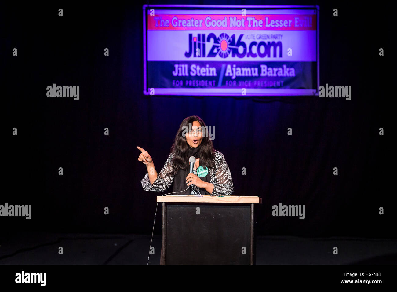 Miembro del partido Alternativa socialista y miembro del Consejo de la ciudad de Seattle, Kshama Sawant respaldó el Partido Verde billete de Jill Stein y Ajamu Baraka anoche en Portland's Roseland Theater. Una vez Sawant Bernie-o-buster, y que había alentado a Sanders para que se ejecute como un independiente, dijo anoche que para crear un verdadero cambio político, los movimientos sociales como el negro vive Asunto, Mover a enmendar y Justicia Climática, para nombrar unos pocos, deben abandonar el partido demócrata. El evento fue vendido aunque Jill Stein no acudió a la cita. Ella todavía se estaba recuperando después de ser liberado de un Austin, Texas, ho Foto de stock