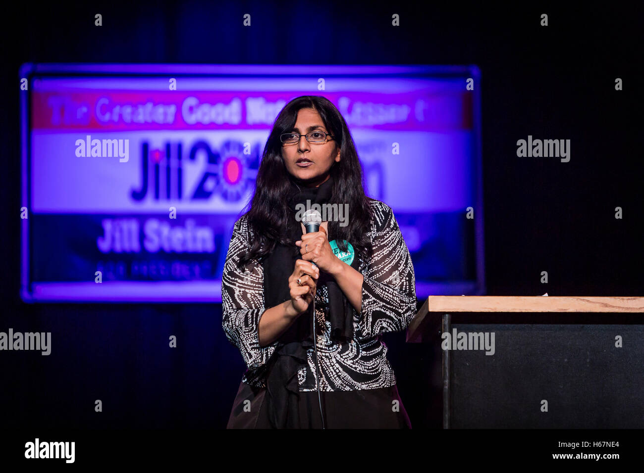 Miembro del partido Alternativa socialista y miembro del Consejo de la ciudad de Seattle, Kshama Sawant respaldó el Partido Verde billete de Jill Stein y Ajamu Baraka anoche en Portland's Roseland Theater. Una vez Sawant Bernie-o-buster, y que había alentado a Sanders para que se ejecute como un independiente, dijo anoche que para crear un verdadero cambio político, los movimientos sociales como el negro vive Asunto, Mover a enmendar y Justicia Climática, para nombrar unos pocos, deben abandonar el partido demócrata. El evento fue vendido aunque Jill Stein no acudió a la cita. Ella todavía se estaba recuperando después de ser liberado de un Austin, Texas, ho Foto de stock