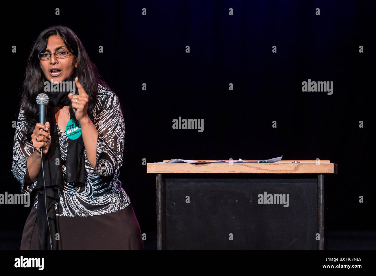 Miembro del partido Alternativa socialista y miembro del Consejo de la ciudad de Seattle, Kshama Sawant respaldó el Partido Verde billete de Jill Stein y Ajamu Baraka anoche en Portland's Roseland Theater. Una vez Sawant Bernie-o-buster, y que había alentado a Sanders para que se ejecute como un independiente, dijo anoche que para crear un verdadero cambio político, los movimientos sociales como el negro vive Asunto, Mover a enmendar y Justicia Climática, para nombrar unos pocos, deben abandonar el partido demócrata. El evento fue vendido aunque Jill Stein no acudió a la cita. Ella todavía se estaba recuperando después de ser liberado de un Austin, Texas, ho Foto de stock