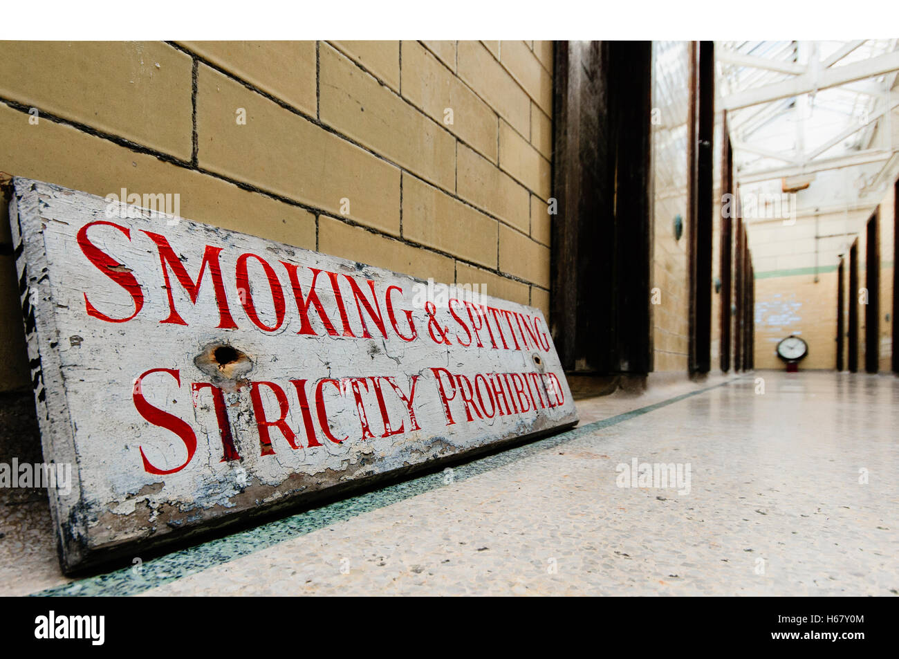Firmar en una muy antigua de baños públicos para advertir a la gente que fumar y escupir están estrictamente prohibidos Foto de stock