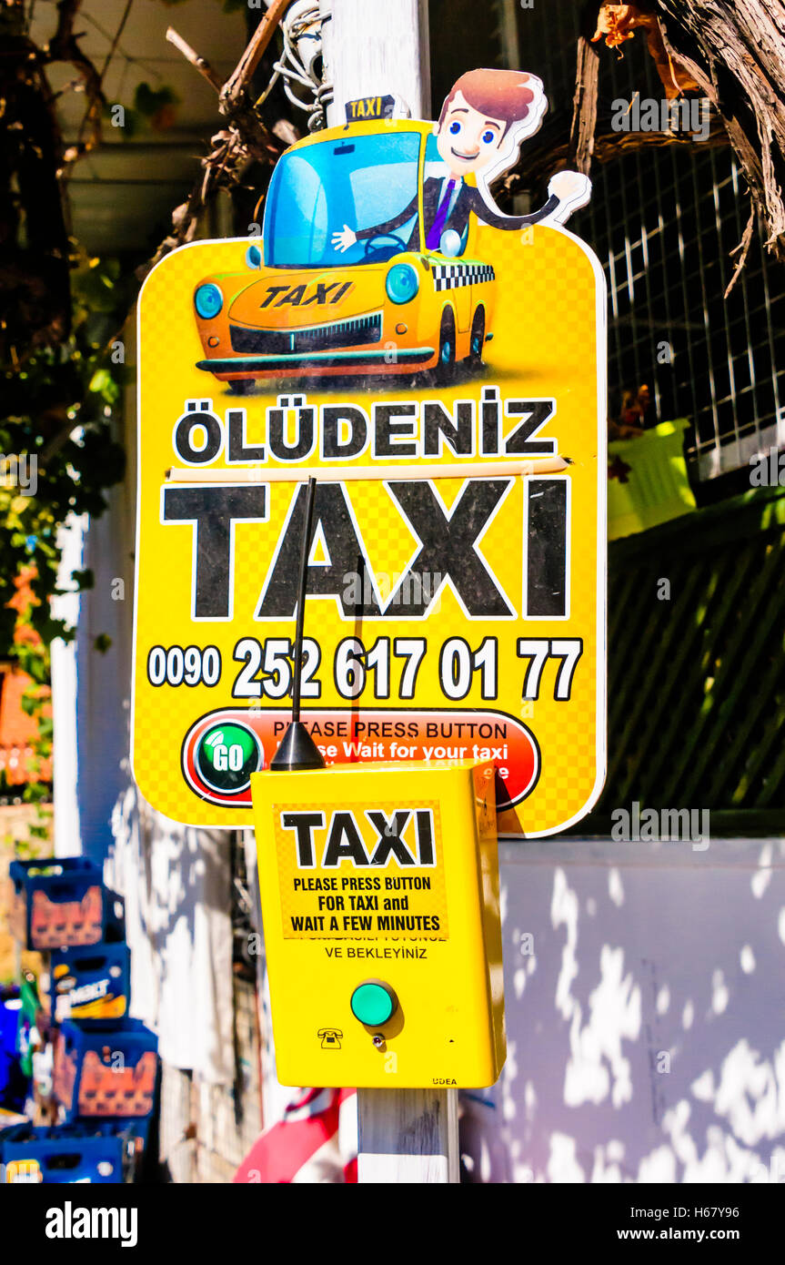 Botón de llamada en una calle lampost para solicitar un taxi en Oludeniz, Turquía. Foto de stock