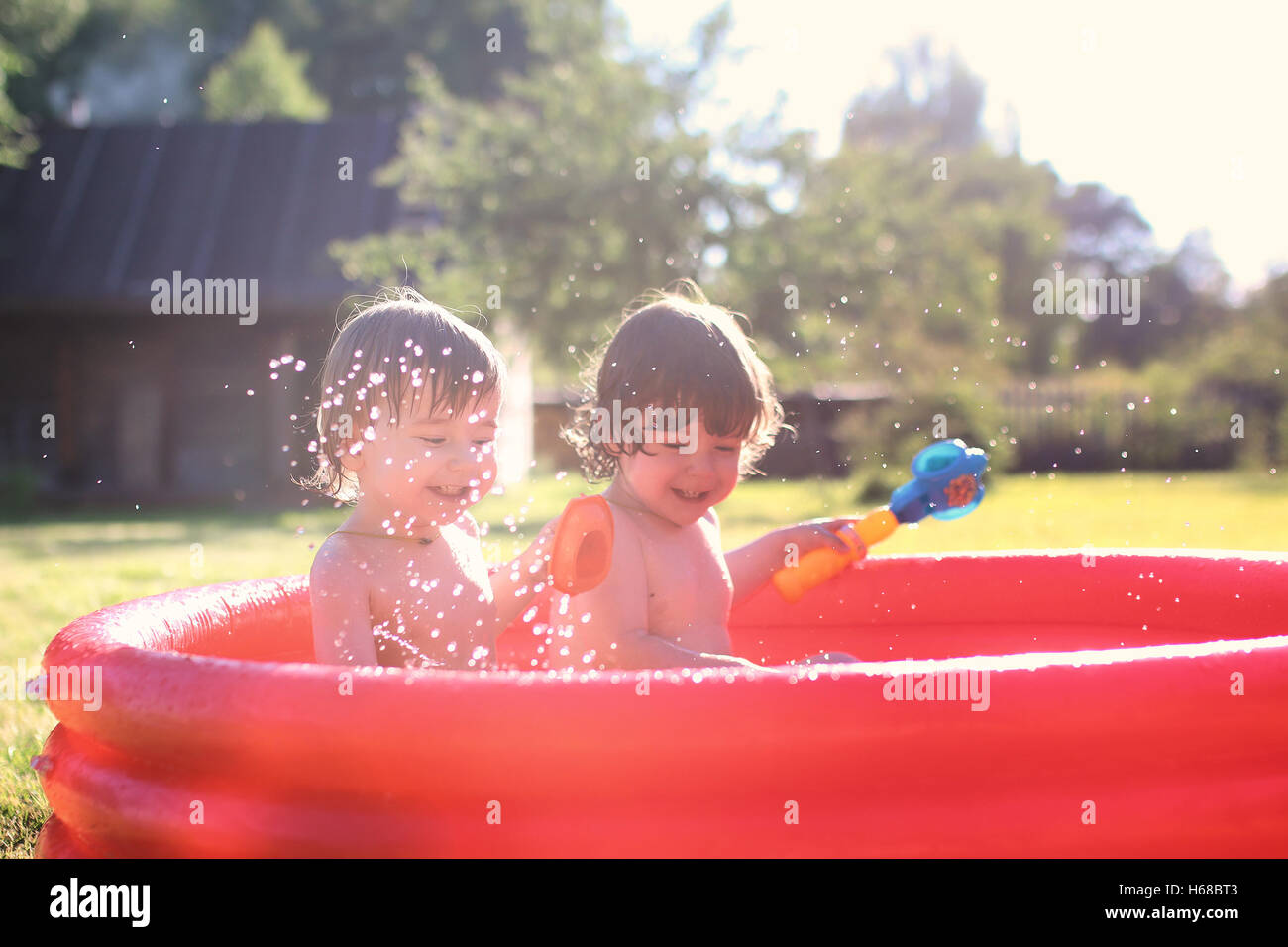 Niños Bañándose En El Baño Al Aire Libre Fotografía De Stock Alamy 