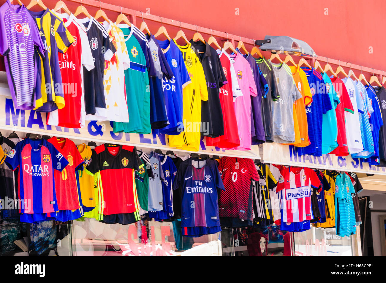 Tienda de venta de falsificaciones de football tops en Oludeniz, Turquía Foto de stock