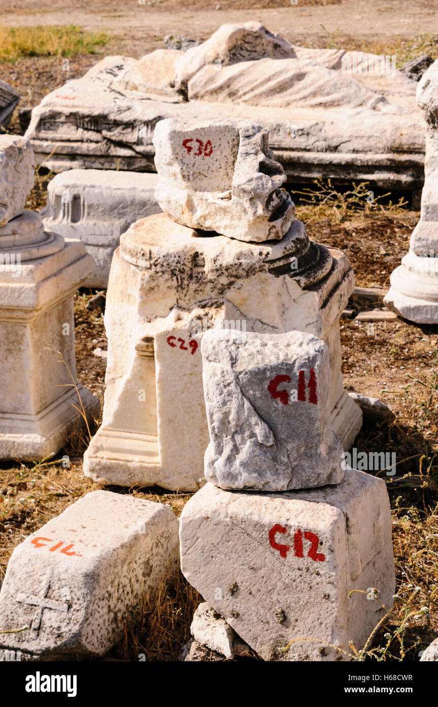 Etiquetado de artefactos arqueológicos romanos en el museo en Hieropolis, Pamakkule, Turquía Foto de stock