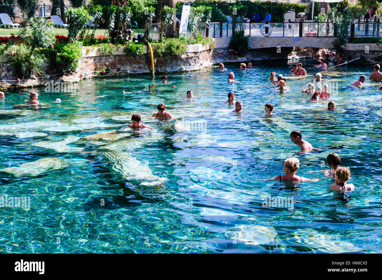 Las personas bañarse en las piscinas termales en las piscinas, Cleopatra Romano Hieropolis, Pamakkule, Turquía Foto de stock