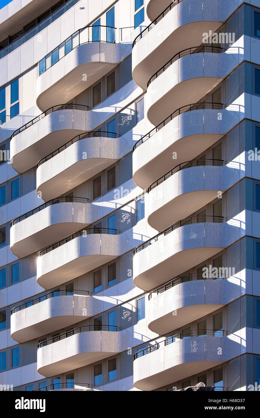 Alemania, Colonia, balcón del edificio de apartamentos Torre de flujo en el distrito Bayenthal. Foto de stock