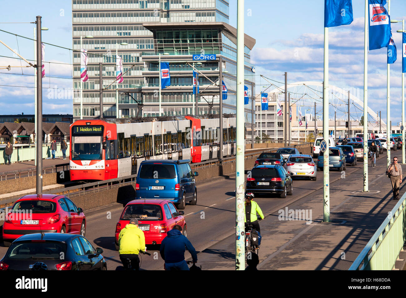 Alemania, Colonia, el tráfico pesado en el puente Deutzer. Foto de stock
