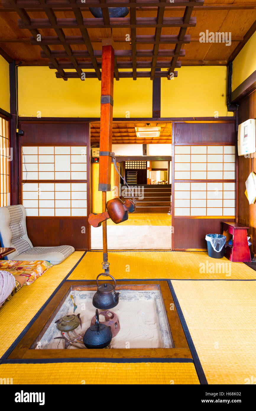 Habitación tradicional japonés interior incluida, puertas corredizas, hundido chimenea interior, irori, hervidor jizaikagi gancho colgante Foto de stock