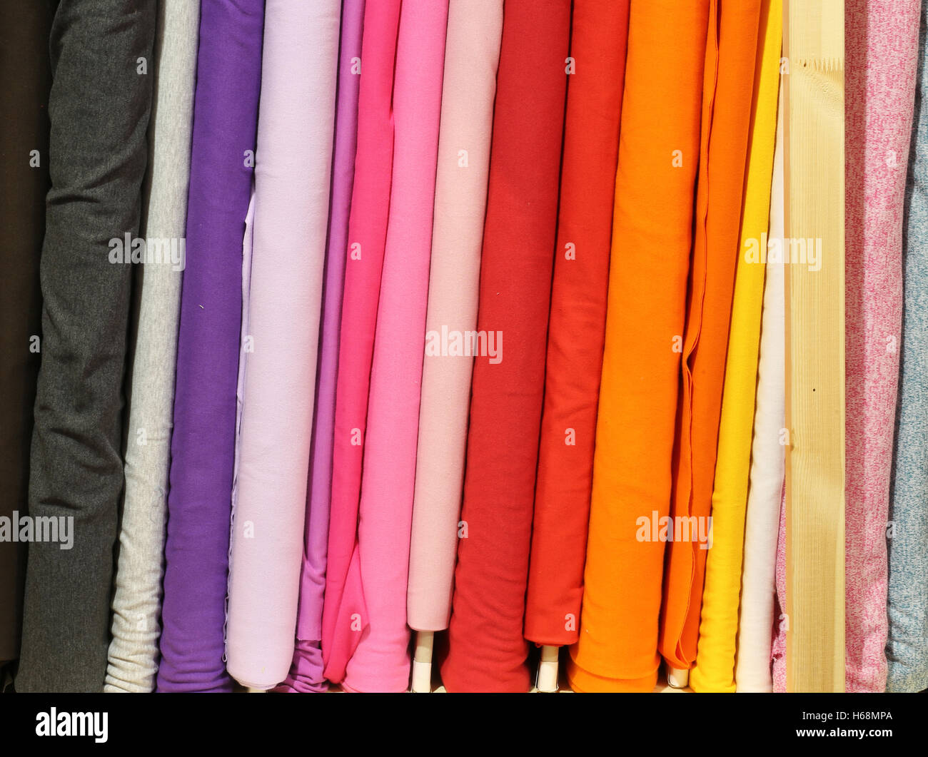 Rollos de telas de color para la venta por el comerciante de telas finas  Fotografía de stock - Alamy