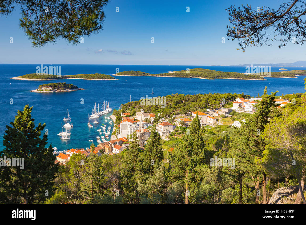 Vista sobre Hvar. Islas Paklinski en el fondo. Isla Hvar, vegetación y costa. Mar Adriático. Croacia. Europa. Foto de stock