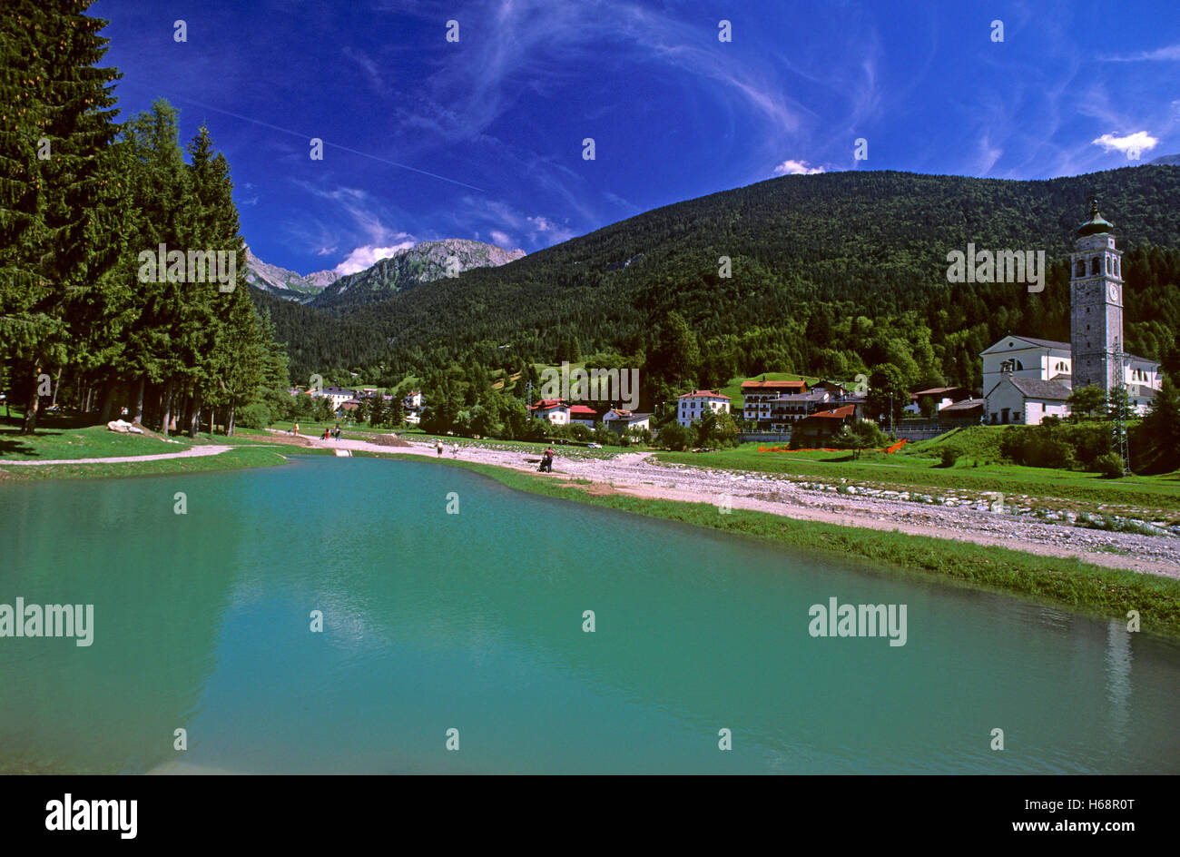 Pequeño lago en Forni di Sopra, Dolomiti Friulane Carnia, Parque Natural, Friuli-Venezia Giulia, Italia Foto de stock