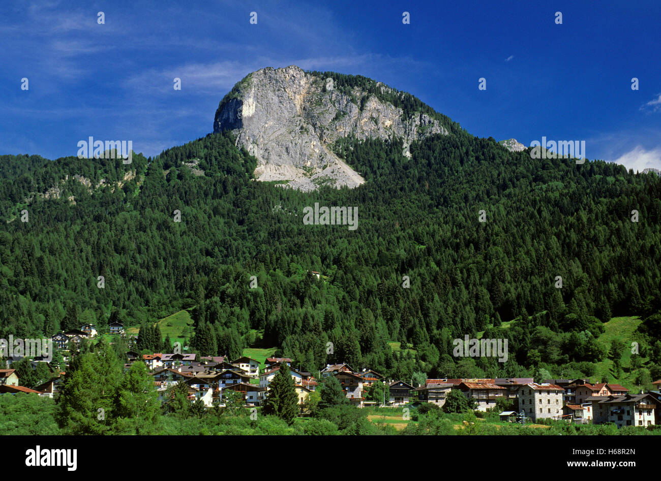 Forni di Sopra village y montañas Dolomiti Friulane Carnia, Parque Natural, Friuli-Venezia Giulia, Italia Foto de stock