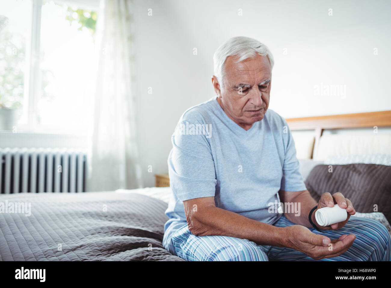 Hombre Senior tomando medicamentos Foto de stock