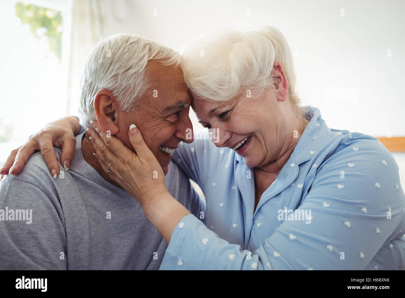 Senior pareja abrazándose entre otros Foto de stock