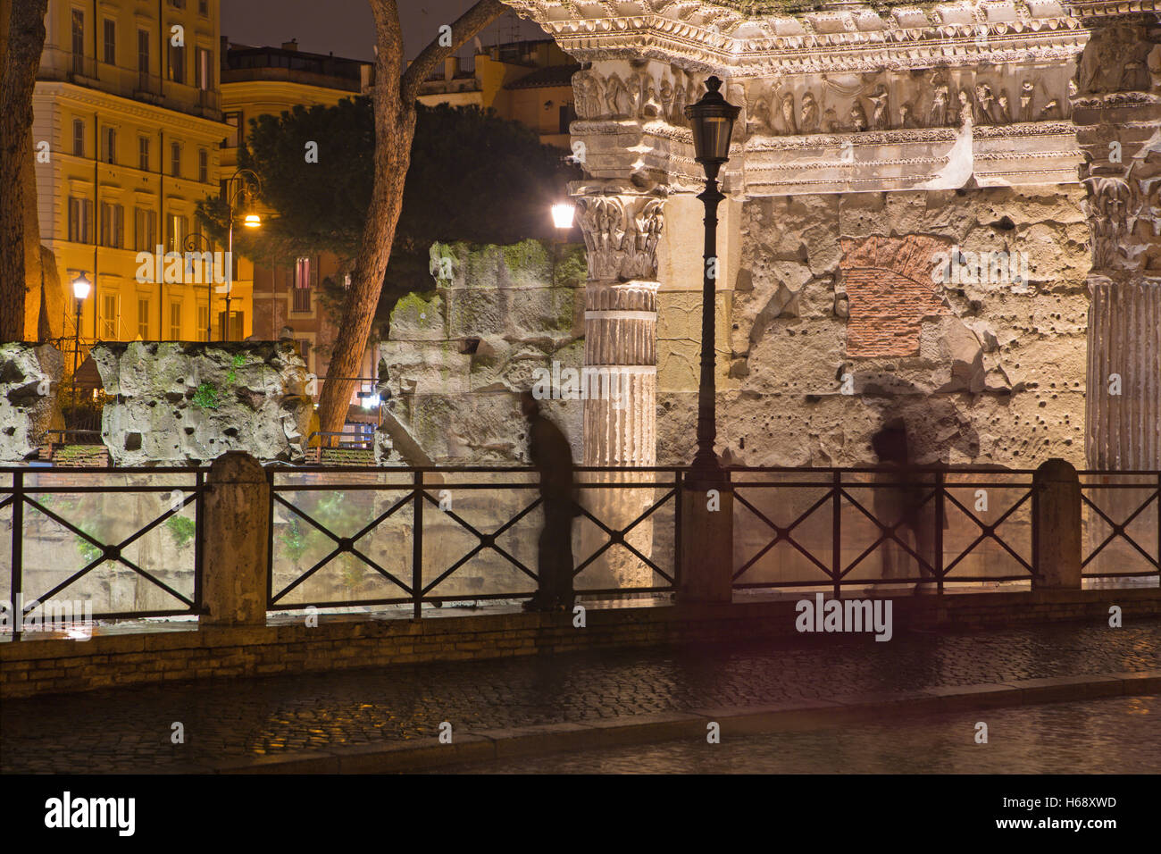 Roma - Foro de Nerva y la silueta en la noche Foto de stock
