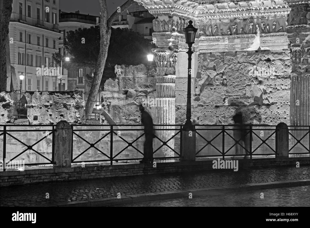 Roma - Foro de Nerva y la silueta en la noche Foto de stock