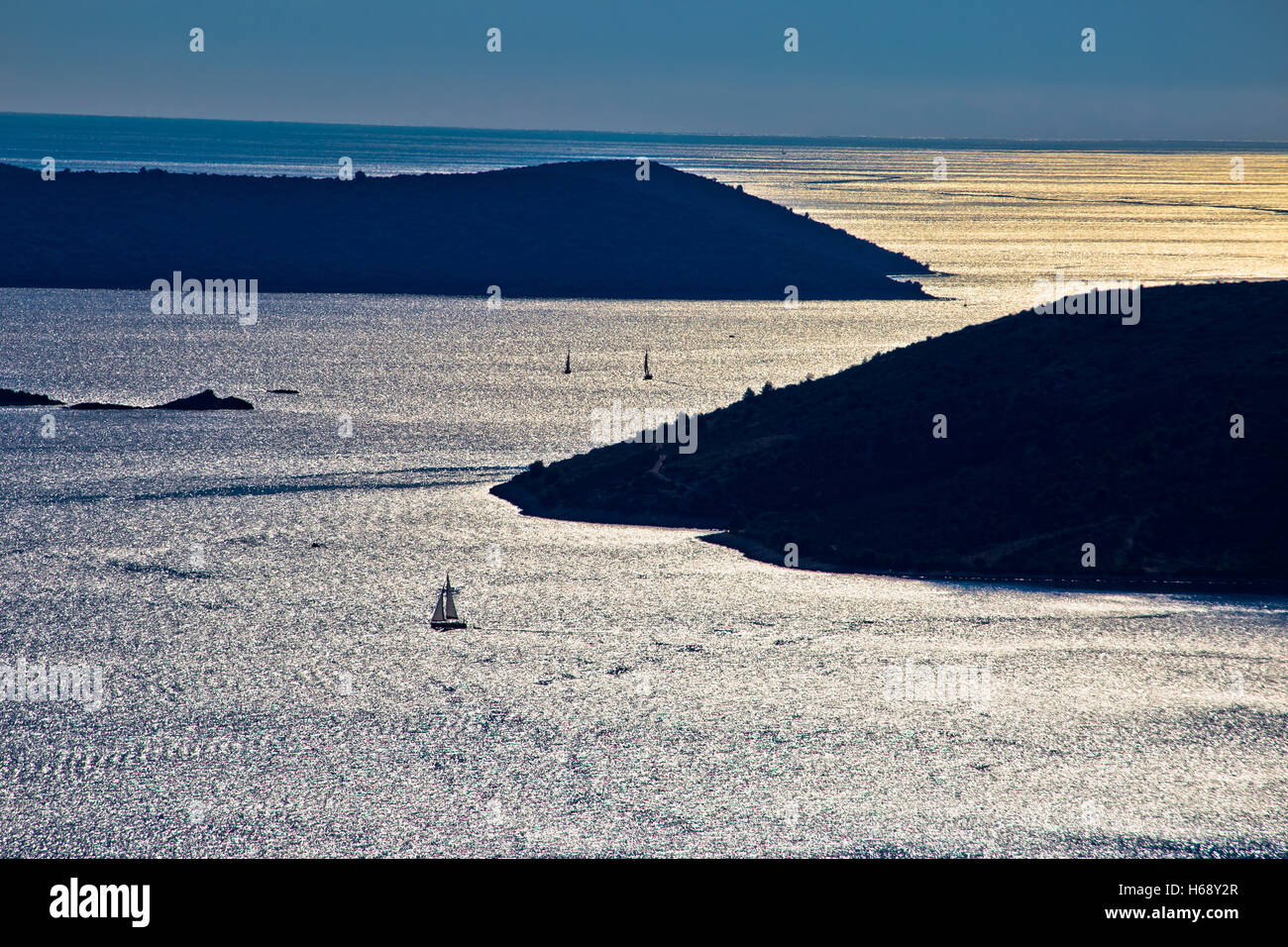 Vela en Adriático archipiélago al atardecer, silueta vista, Dalmacia, Croacia Foto de stock