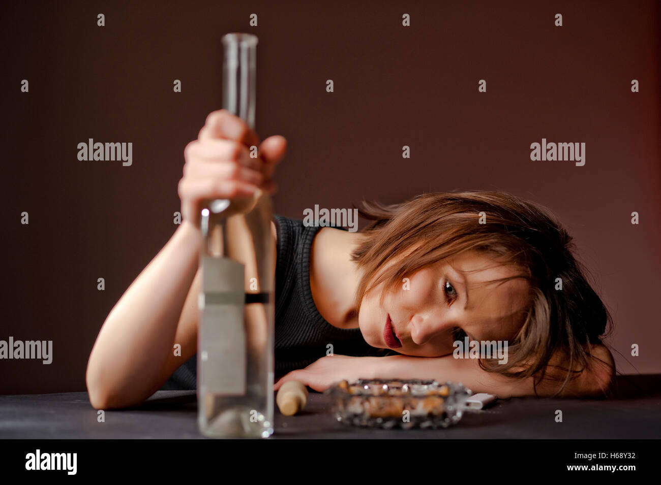 Mujer ebria con la botella de brandy Foto de stock