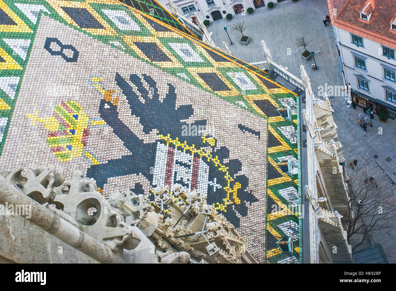 La gloria de la Catedral de San Esteban es su entramado, adornado ricamente coloreado techo de tejas esmaltadas Foto de stock