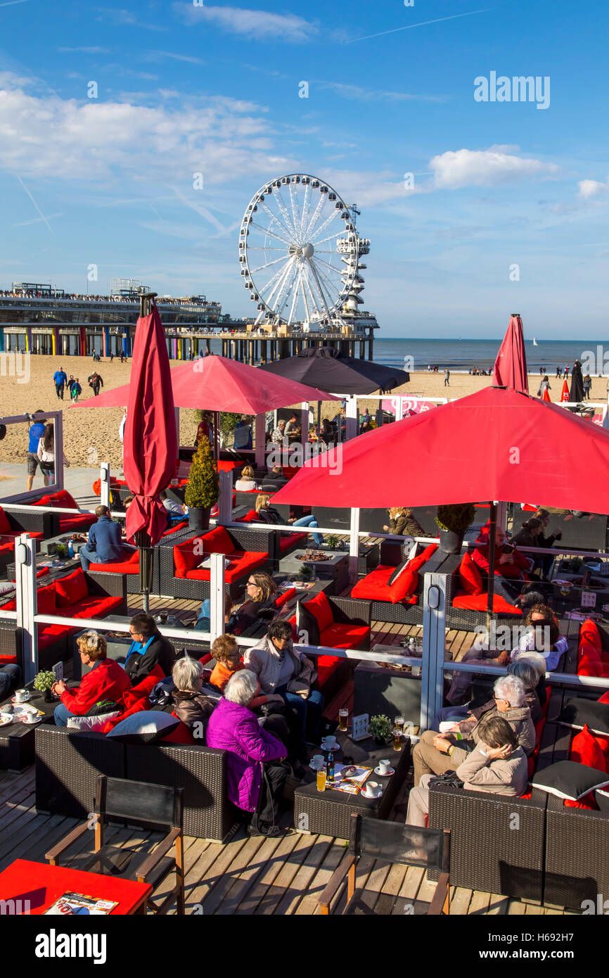 Scheveningen, La Haya, Países Bajos, bares y restaurantes de la playa, al norte de la orilla del mar,pier con noria Foto de stock
