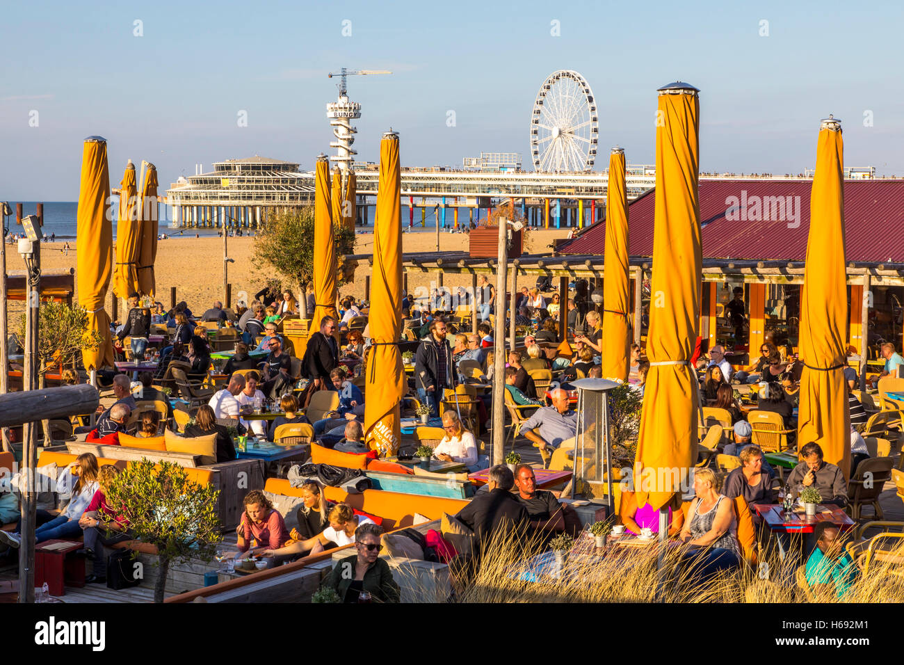 Scheveningen, La Haya, Países Bajos, bares y restaurantes de la playa, al norte de la orilla del mar, un muelle con noria Foto de stock