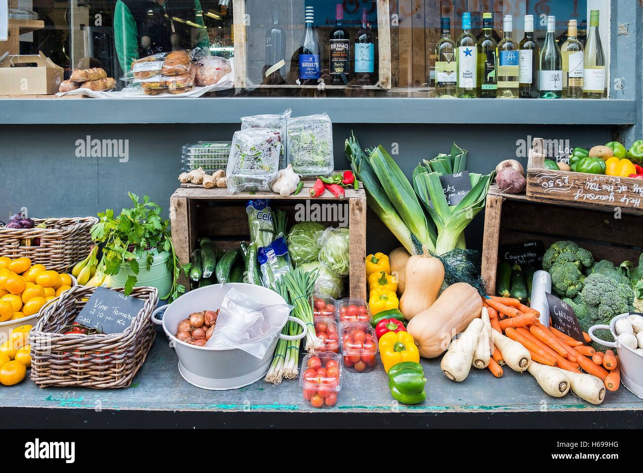 Una pantalla de frutas y verduras fuera de una tienda Fotografía de