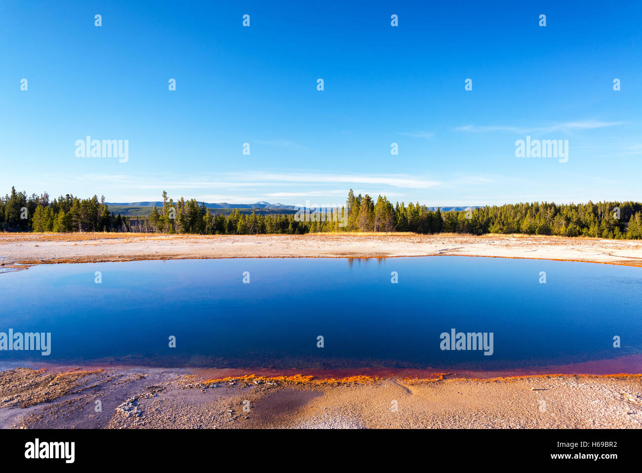 Grand Prismatic Spring vista horizontal en el Parque Nacional de Yellowstone. Foto de stock