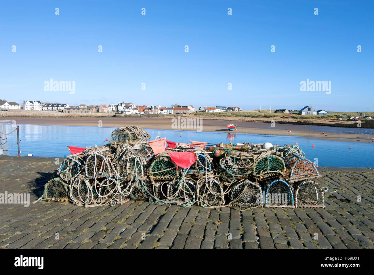 Ollas de langosta en el puerto, Elie Escocia Foto de stock