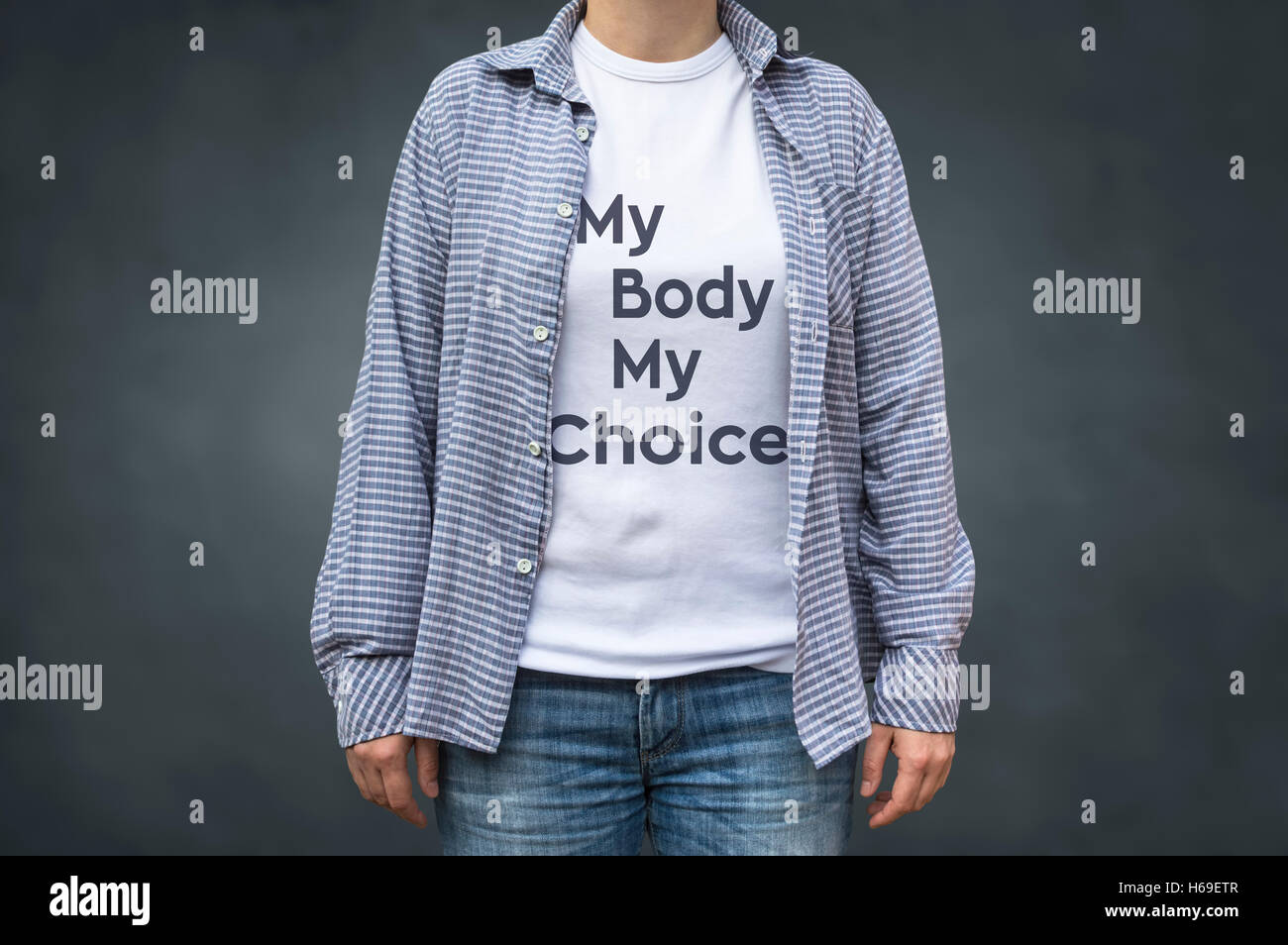 Mi cuerpo, mi elección mensaje en camiseta blanca. El enfoque selectivo. Foto de stock