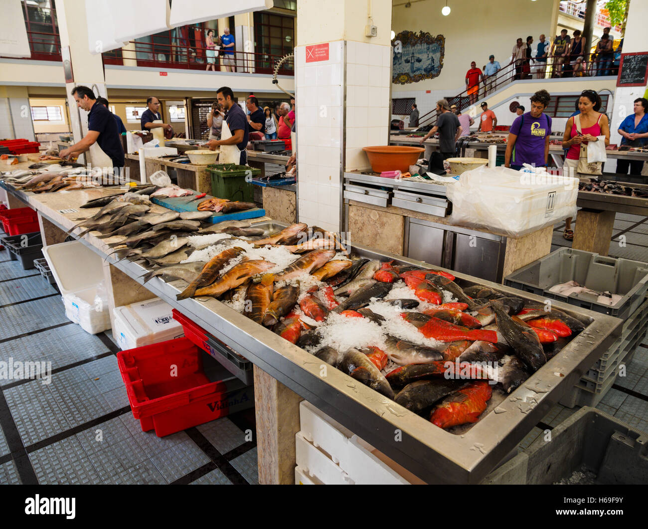 El pescado es para la venta en el mercado de Funchal hall en la isla portuguesa de Madeira. Foto de stock