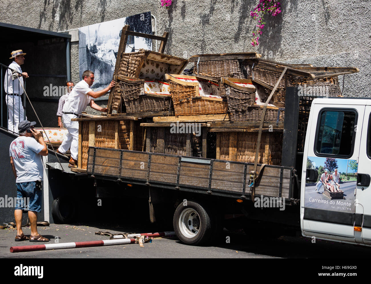 Toboganes de madera están siendo cargados en un camión de recuperarlos desde Funchal hasta el punto de partida en el Monte / Madeira / Portugal Foto de stock