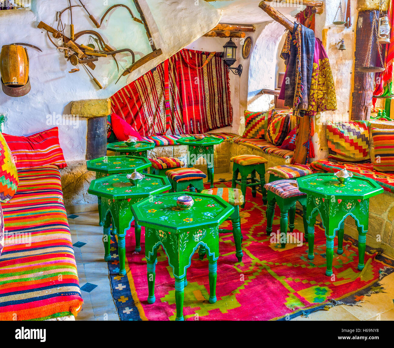 La confortable zona del restaurante vintage para bebedores de té con muchos pequeños cuadros coloridos Foto de stock